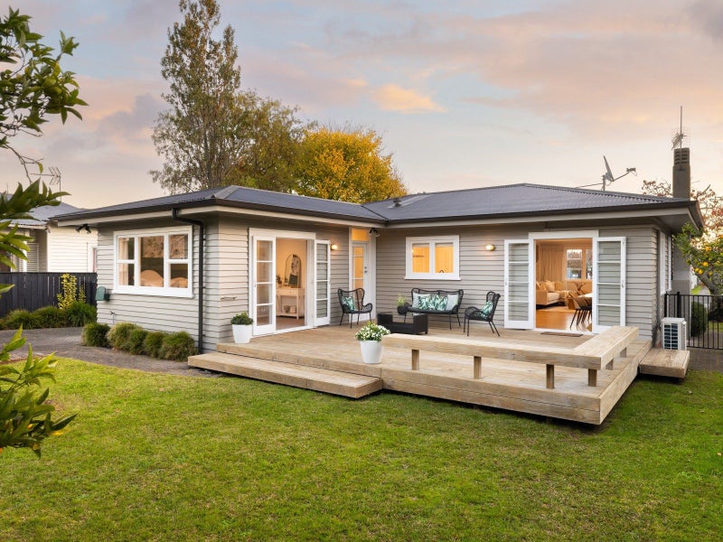 8 Saint Winifreds Avenue, Hamilton East, Hamilton - Carousel 1