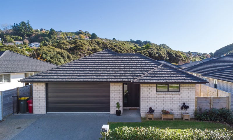 42 Tradewinds drive, Whitby, Porirua - Carousel 1