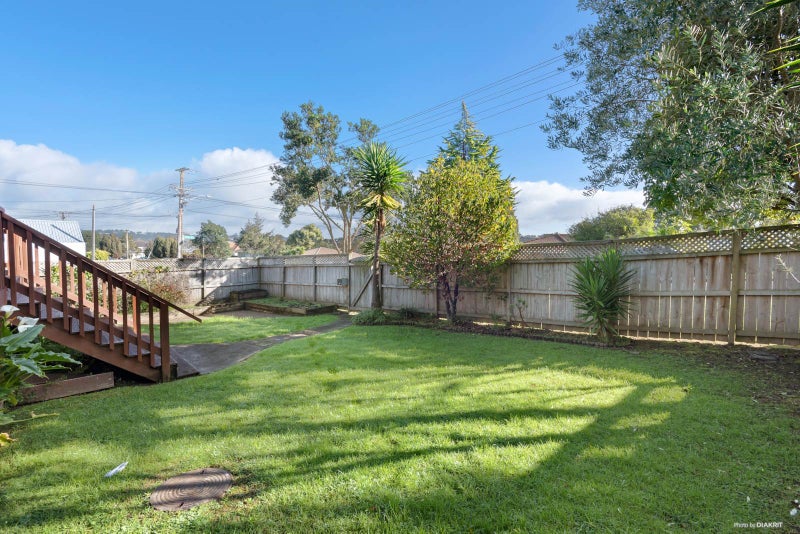 12A Cliff View Drive, Green Bay, Auckland - Carousel 2