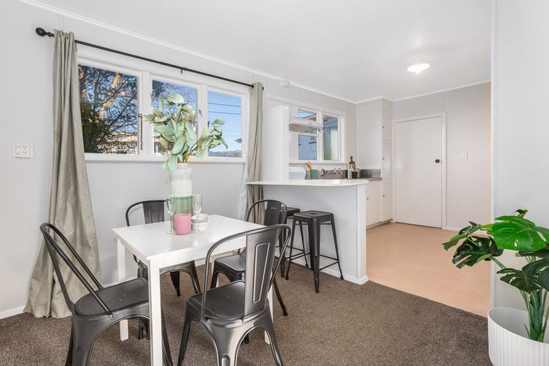 10 Lincoln Grove, Cannons Creek, Porirua - Carousel 1