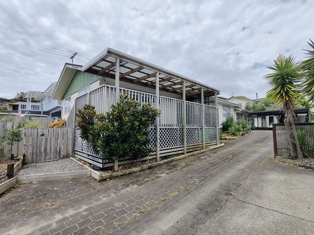 58 Lewisham Street, Highland Park, Auckland - Carousel 1