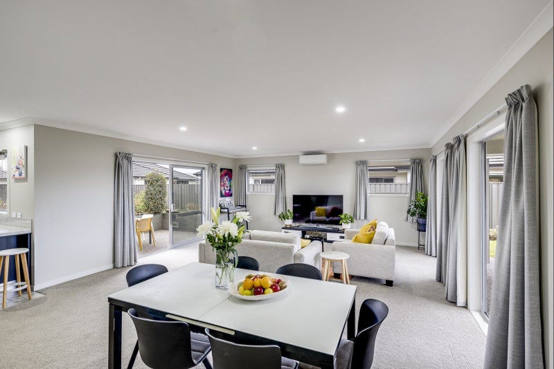 16 McKay Close, Frimley, Hastings - Carousel 2