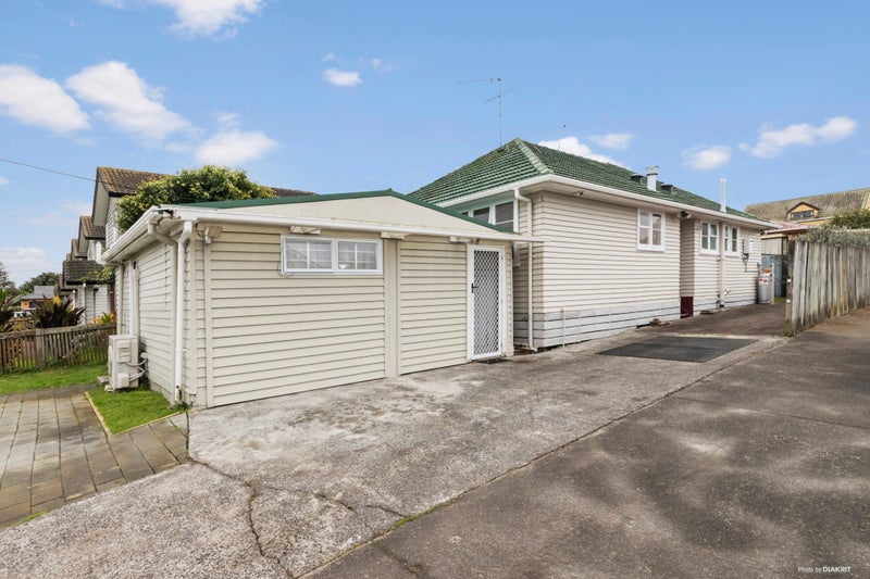 29 Carr Road, Three Kings, Auckland - Carousel 1