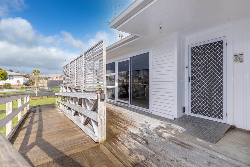 9 Deanwell Avenue, Deanwell, Hamilton - Carousel 1