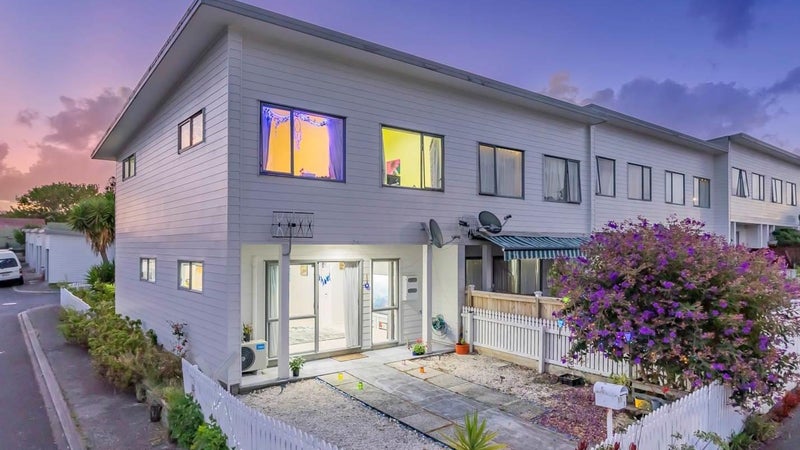 11/3 Hulme Pl, Henderson, Waitakere - Carousel 1
