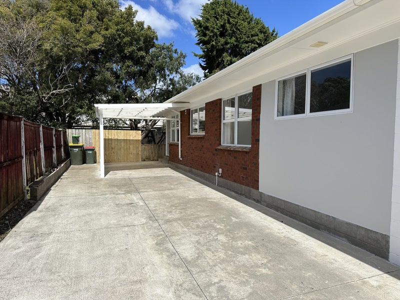 2/8 Edgewater Drive, Pakuranga, Auckland - Carousel 1