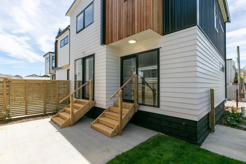 6 Woodcarver Lane, TITAHI BAY, PORIRUA - Carousel 2