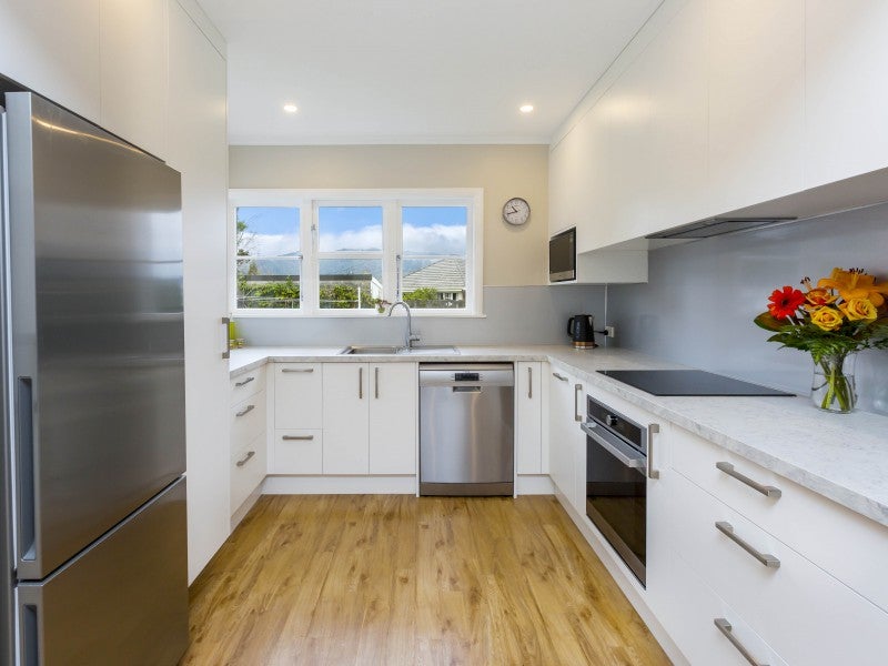 21 Redwood Street, Elderslea, Upper Hutt - Carousel 2