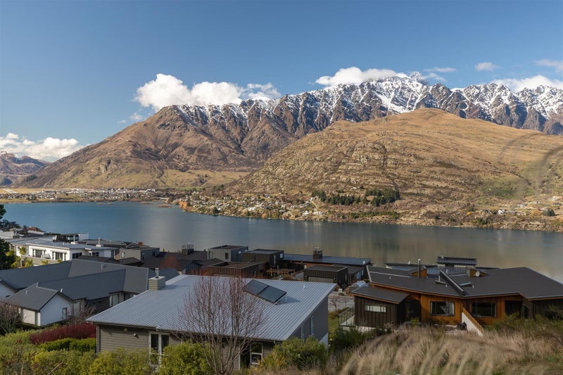 12 Saint Peters Place, QUEENSTOWN, Queenstown - Carousel 1