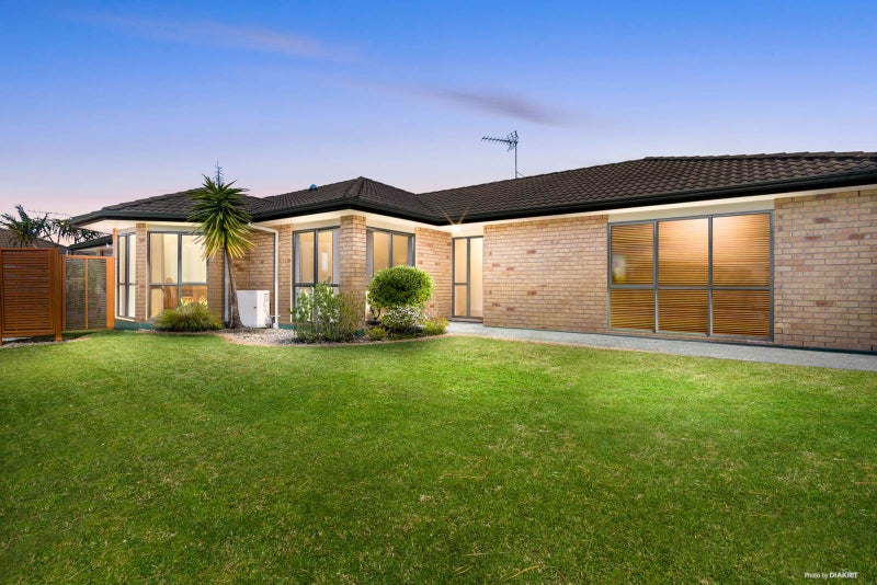5 Mannikin Place, Unsworth Heights, Auckland - Carousel 1