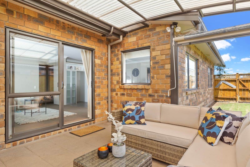 58 Aberdeen Crescent, Wattle Downs, Auckland - Carousel 2