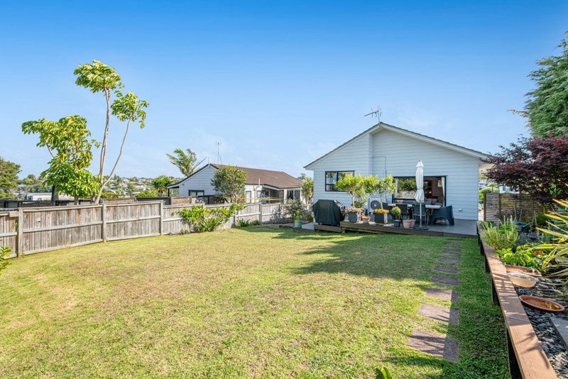 17 Leiden Place, Totara Vale, Auckland - Carousel 2