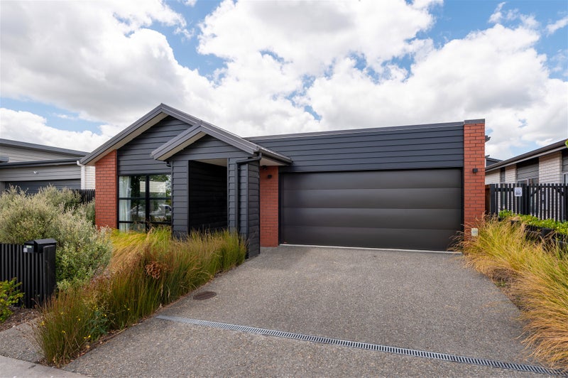 22 Capper Crescent, Chartwell, Hamilton - Carousel 1