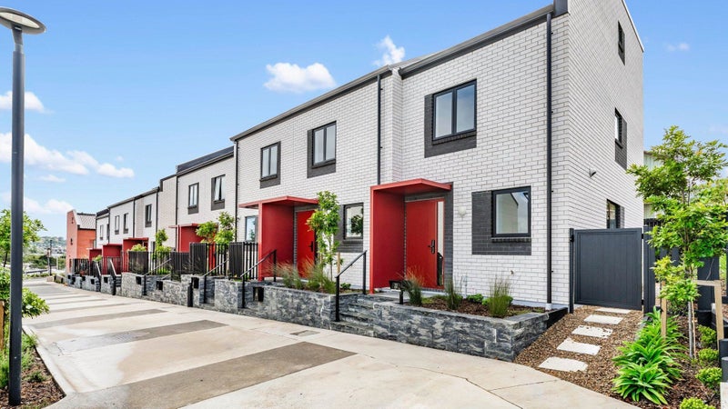 18 Tupuke Lane, Mount Roskill, Auckland - Carousel 1