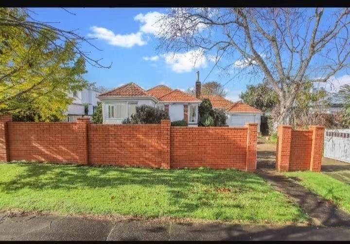 18 Queensway, Three Kings, Auckland - Carousel 11