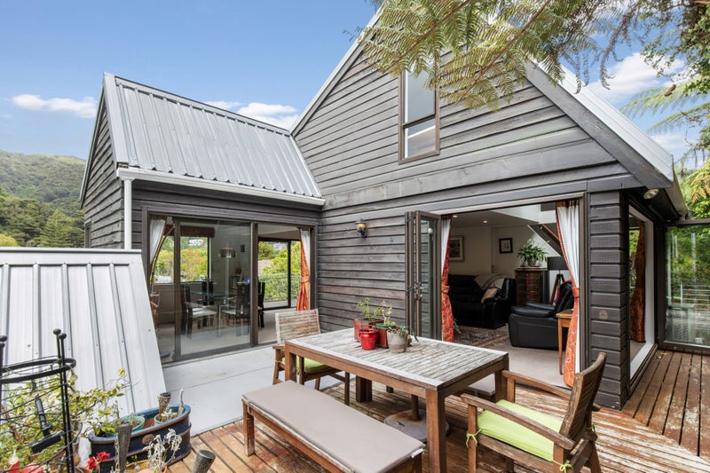 4 Lady Bell Grove, Lowry Bay, Lower Hutt - Carousel 1