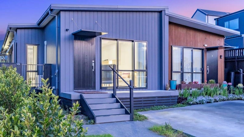 10 Pukanui Avenue, Totara Park, Auckland - Carousel 1