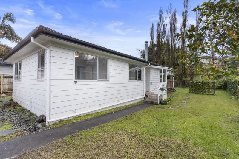 8 Wanita Place, Totara Vale, Auckland - Carousel 1