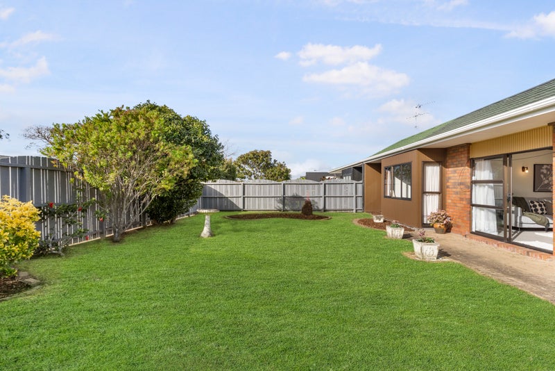 2A Binda Place, Botany Downs, Auckland - Carousel 2