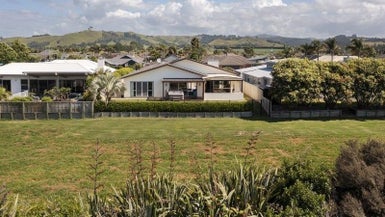 81 Oriental Parade, Papamoa Beach, Papamoa - Carousel 1