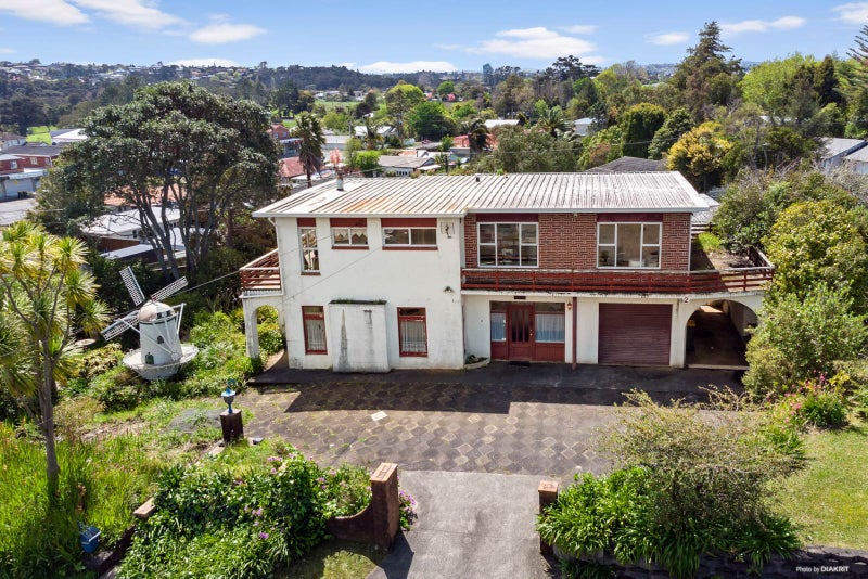 2 Pine Avenue, Henderson, Auckland - Carousel 1