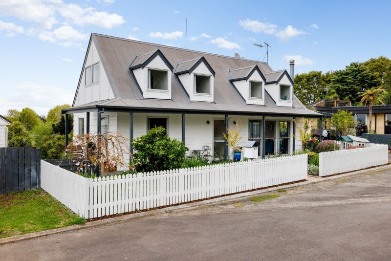 49 Mitcham Avenue, Forest Lake, Hamilton - Carousel 1