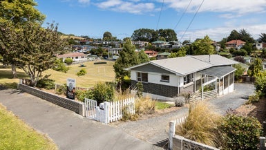 48 Elwyn Crescent, Green Island, Dunedin - Carousel 1