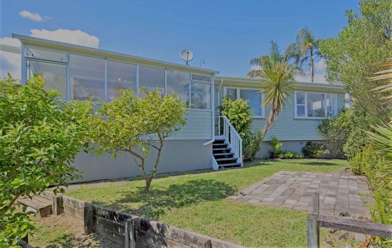 18 Robbies Road, Shelly Park, Auckland - Carousel 1