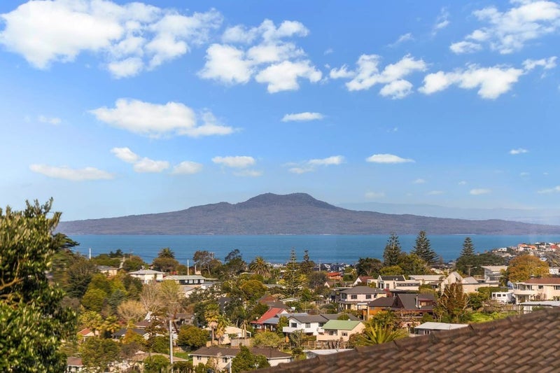 258 Glamorgan Drive, Northcross, Auckland - Carousel 1