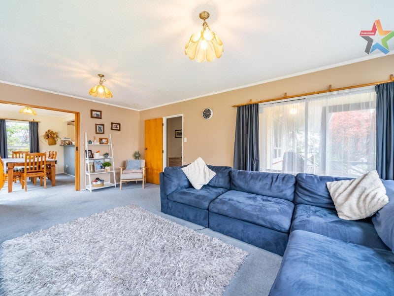 28 Mossburn Grove, Kelson, Lower Hutt - Carousel 2