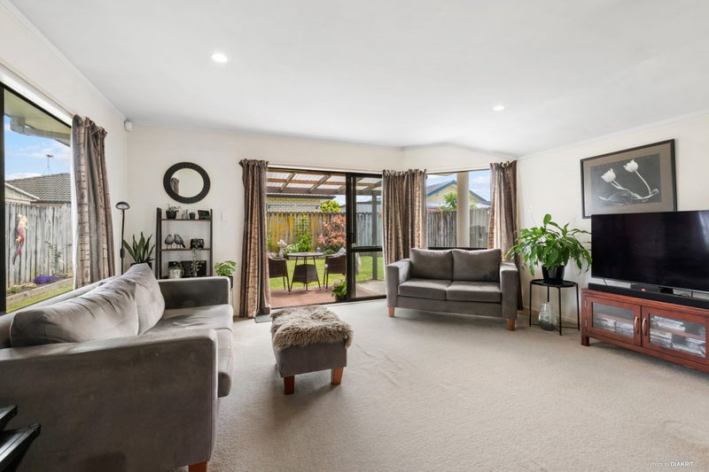 17B Waiari Road, Conifer Grove, Takanini - Carousel 1