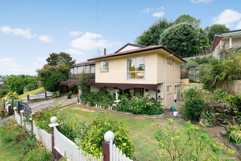 8 Stephen Lysnar Place, Hillsborough, Auckland - Carousel 2