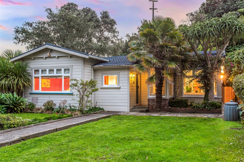 5 Airlie Road, Plimmerton, Porirua - Carousel 1