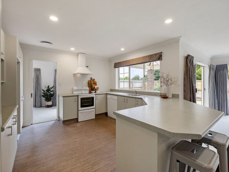 7 Reynolds Drive, Glenview, Hamilton - Carousel 2