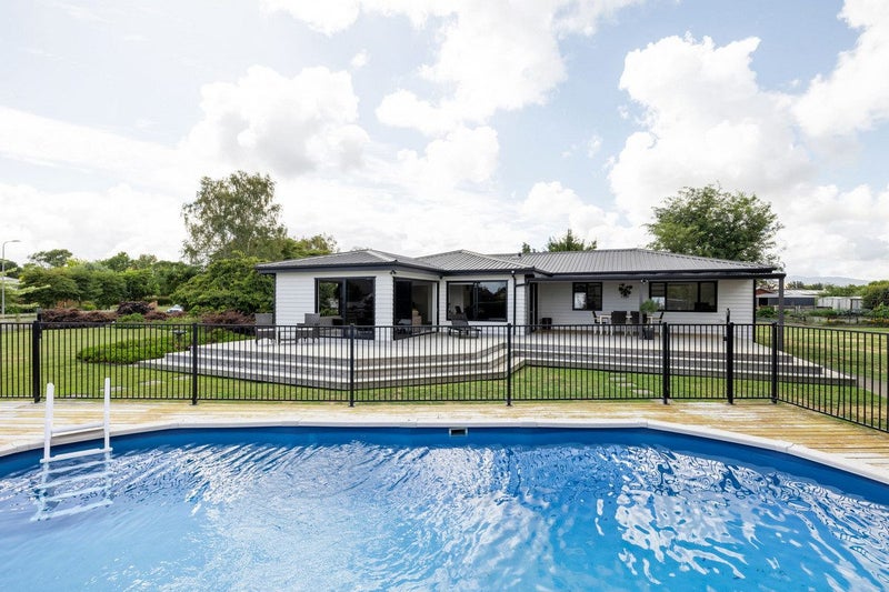 9 Shadbolt Drive, Leamington, Cambridge - Carousel 1