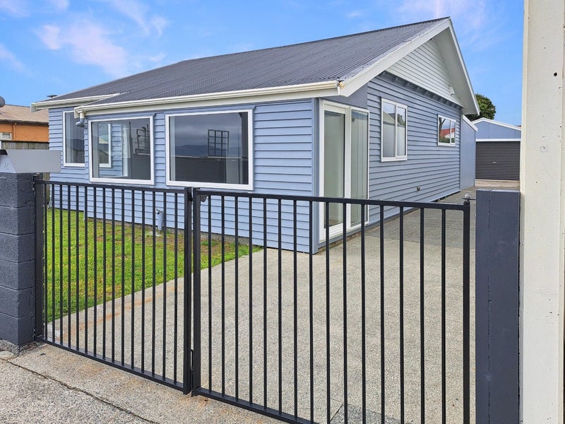 221 The Esplanade, Petone, Lower Hutt - Carousel 1