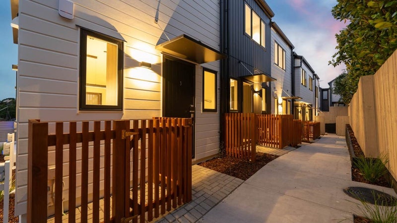 4/7 Brookfield Road, Te Atatu Peninsula, Auckland - Carousel 1