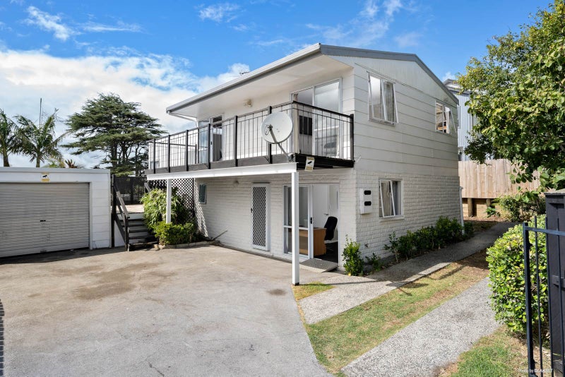 32 Waddell Avenue, Point England, Auckland - Carousel 1