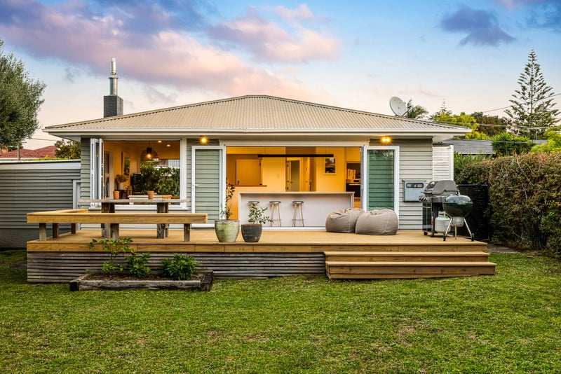 4 Divich Avenue, Te Atatu South, Auckland - Carousel 1