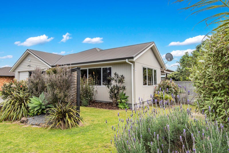11 Endeavour Place, One Tree Point - Carousel 1