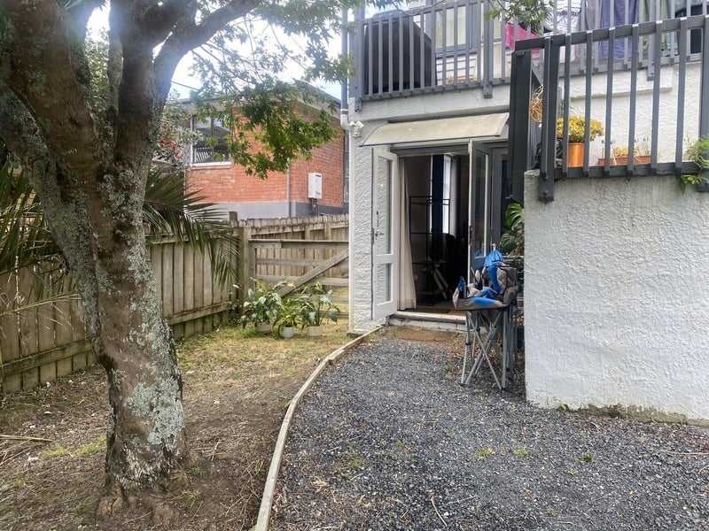 20 Taipari Road, Te Atatu Peninsula, Auckland - Carousel 1