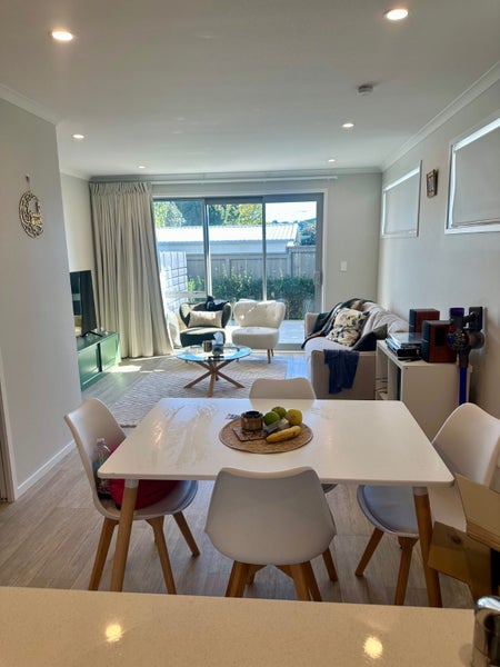 1B Pavola Grove, Glenfield, Auckland - Carousel 1