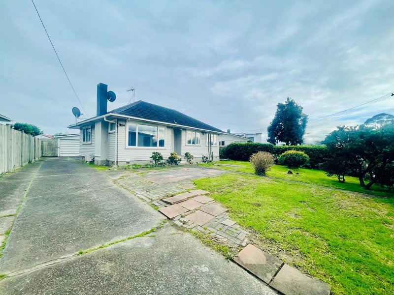 11 Awatere Street, Clover Park, Auckland - Carousel 1