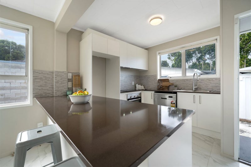 24 Killington Crescent, Mangere, Auckland - Carousel 2