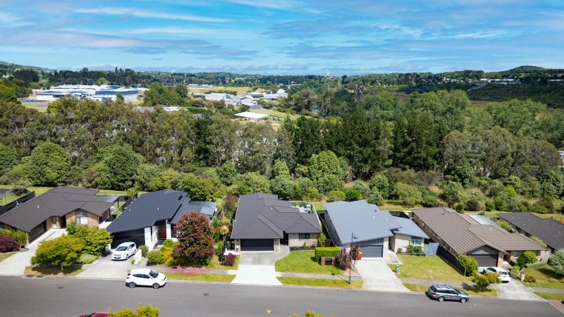 39 Alpers Ridge, Leamington, Cambridge - Carousel 25