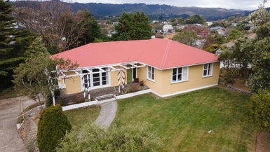 1 Tainui Terrace, Tawa, Wellington - Carousel 1