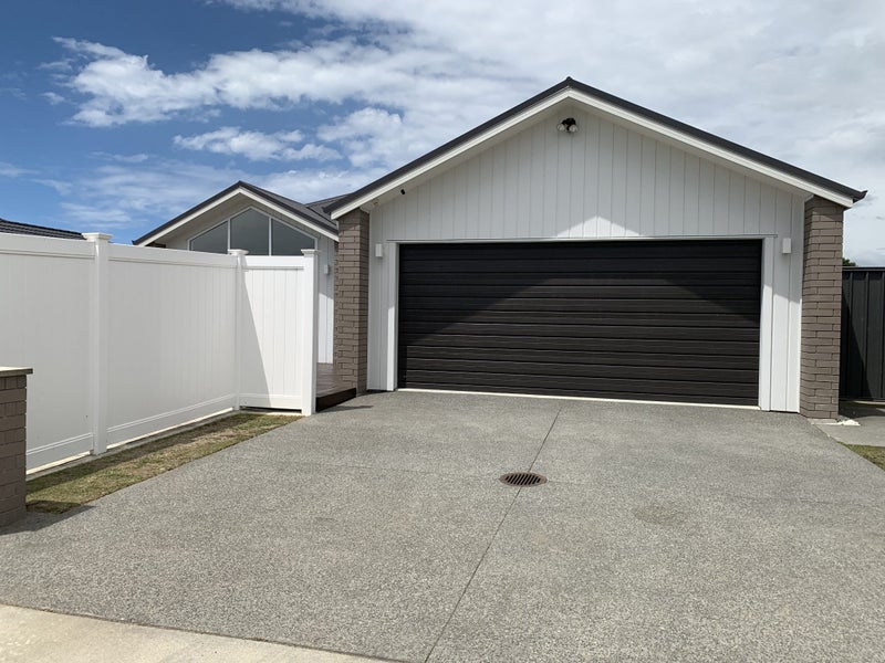 9 Clydesdale Way, Frimley, Hastings - Carousel 2