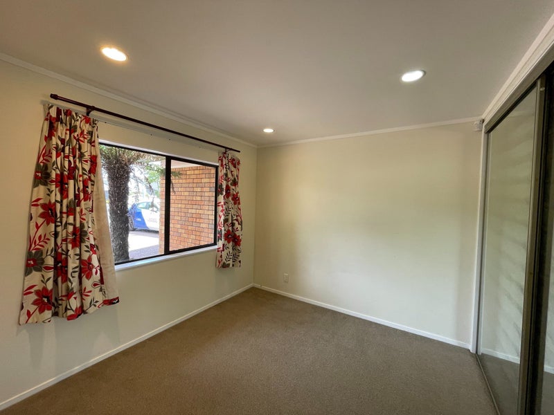 11 Chiania Place, Somerville, Manukau - Carousel 2