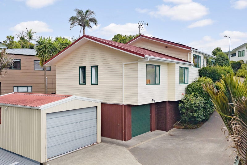 13 Longview Rise, Massey, Auckland - Carousel 1