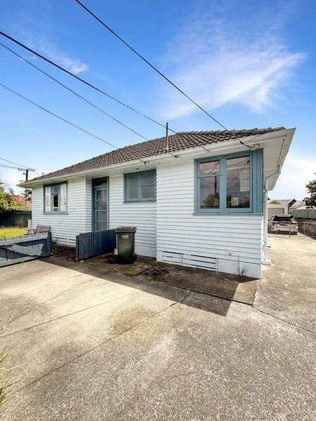 2/11 Mcbain Grove, Avalon, Lower Hutt - Carousel 1